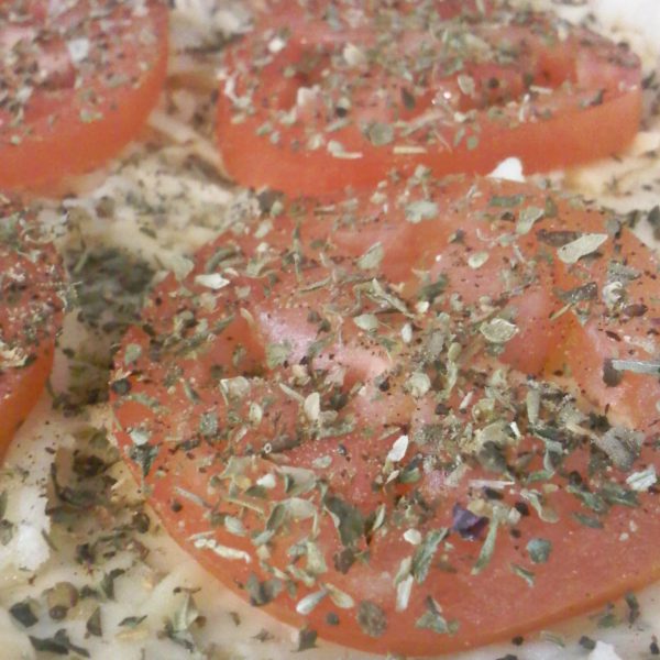 Pizza de tomate con orégano