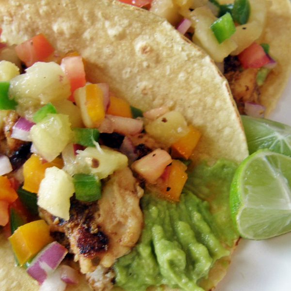 Tacos de pescado con pico de gallo a la piña