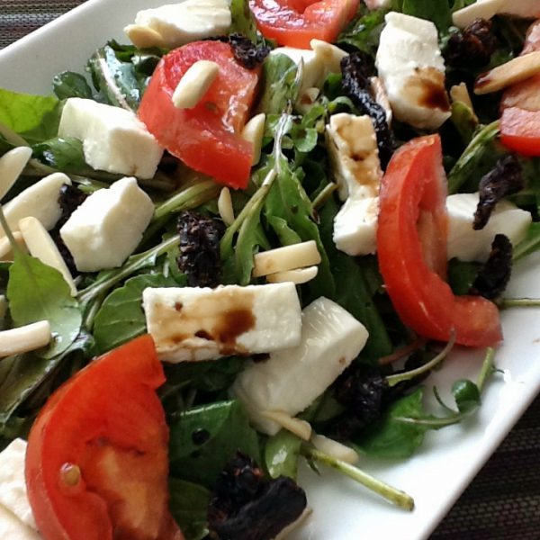 Ensalada de arúgula con mozzarella y vinagreta