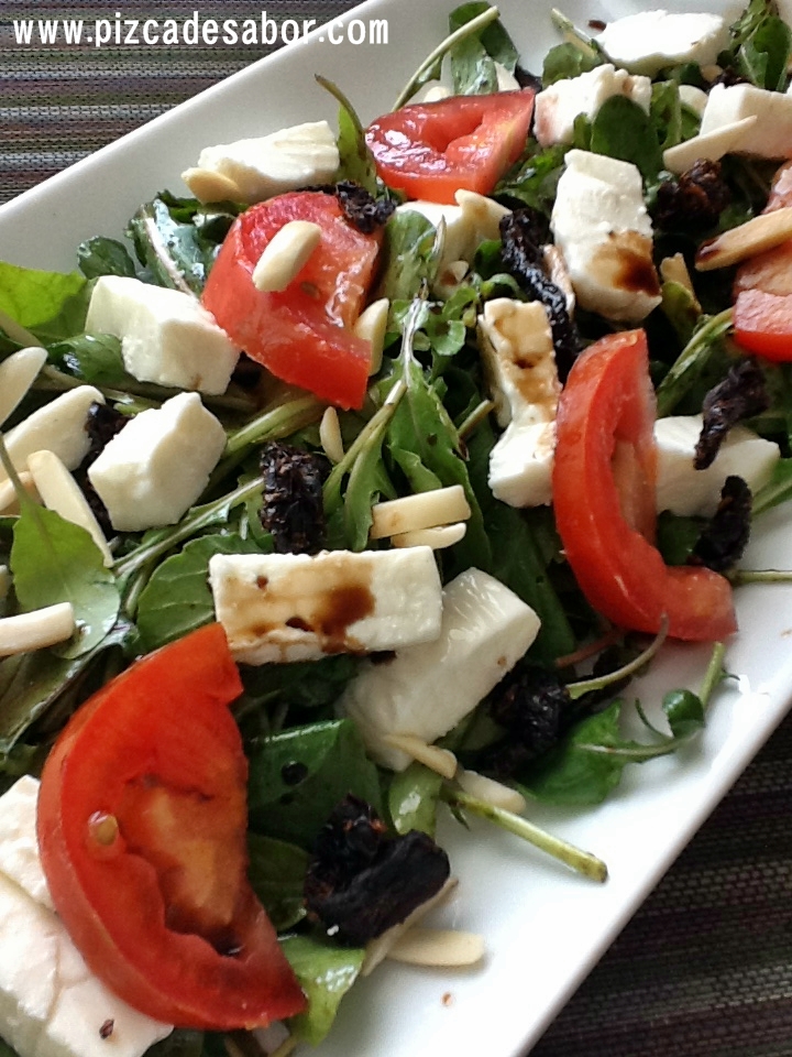 Ensalada de arúgula con mozzarella y vinagreta - Pizca de Sabor