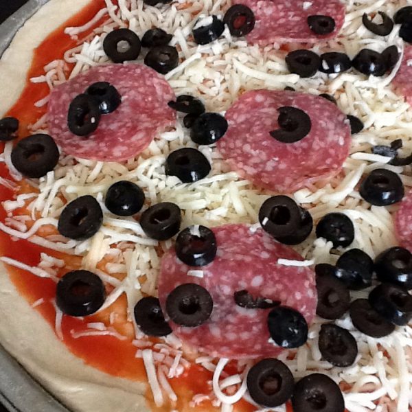 Pizza de salami con aceitunas negras