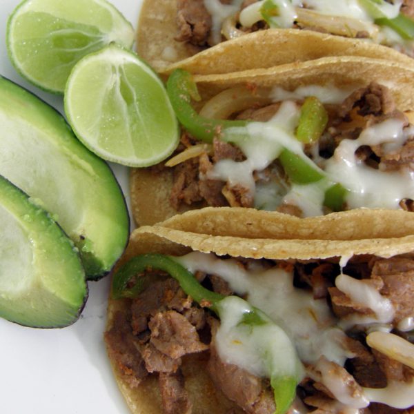 Tacos de sirloin, chorizo, pimiento verde y cebolla