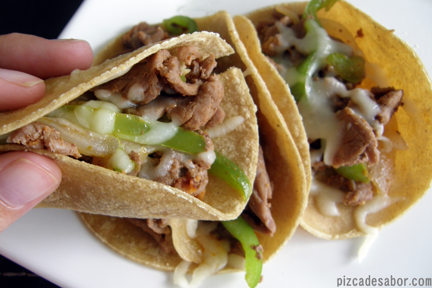 Tacos de sirloin, chorizo, pimiento verde y cebolla - Pizca de Sabor