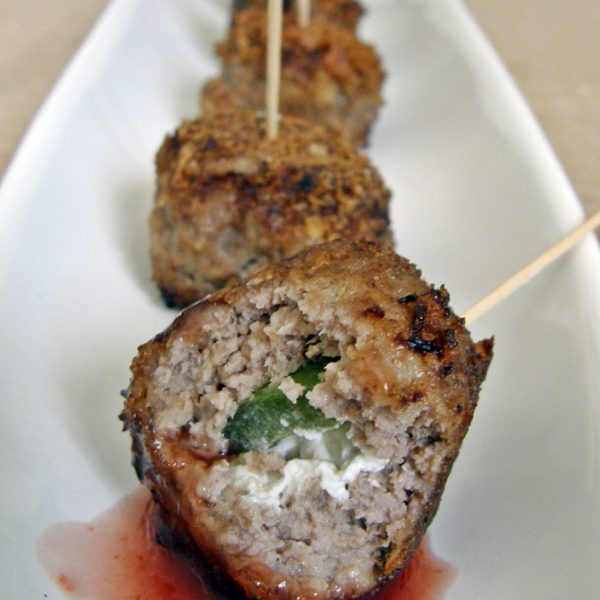 Albóndigas rellenas de queso crema y jalapeño con 2 salsas