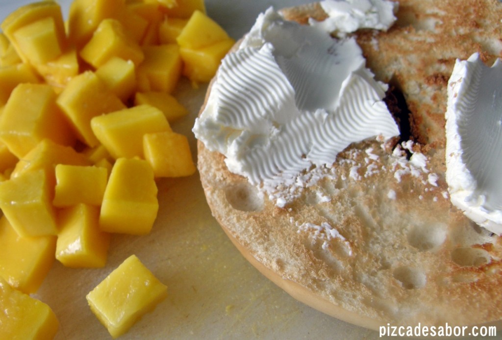 Bagel con queso crema y mango - Pizca de Sabor