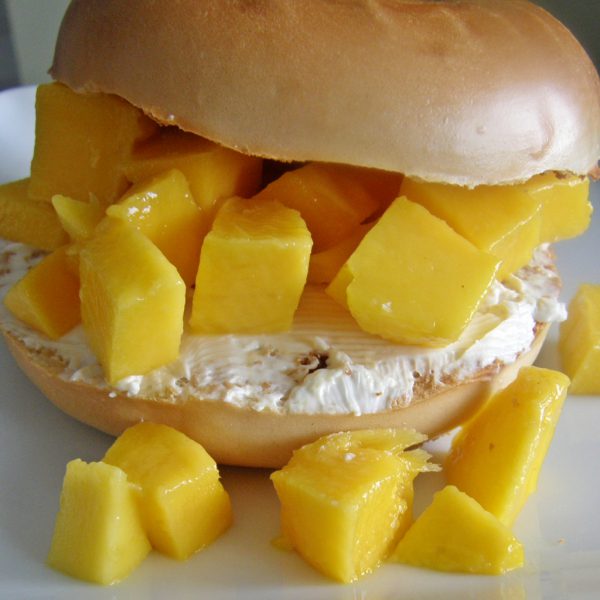 Bagel con queso crema y mango