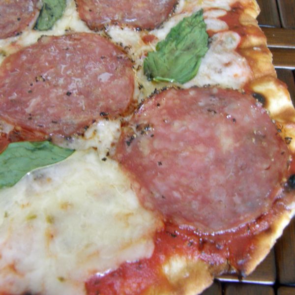 Pizza al carbón (salami, queso pepper jack y albahaca)