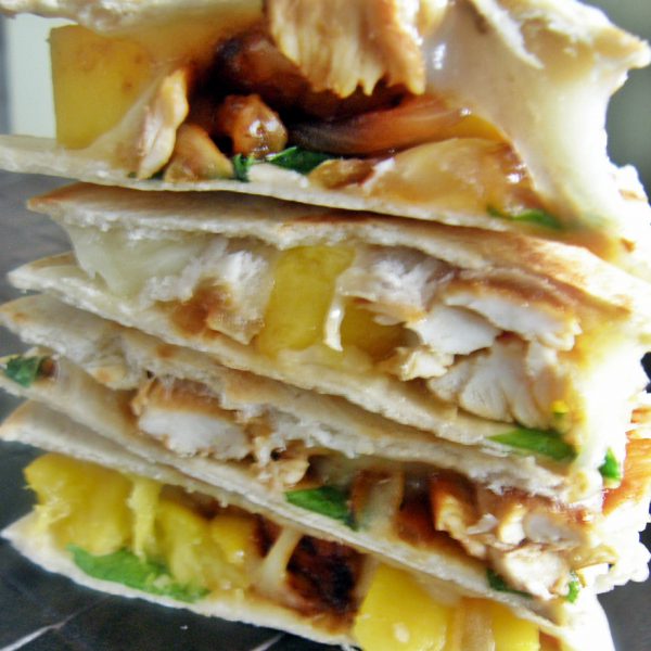 Quesadillas de pollo BBQ, mango y cebolla caramelizada