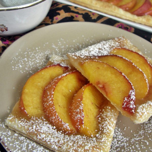 Tarta de hojaldre con durazno y naranja