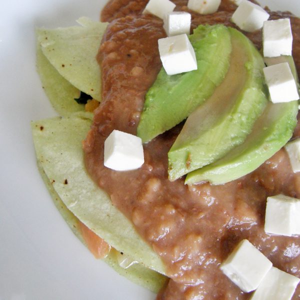 Enfrijoladas de queso panela y espinacas