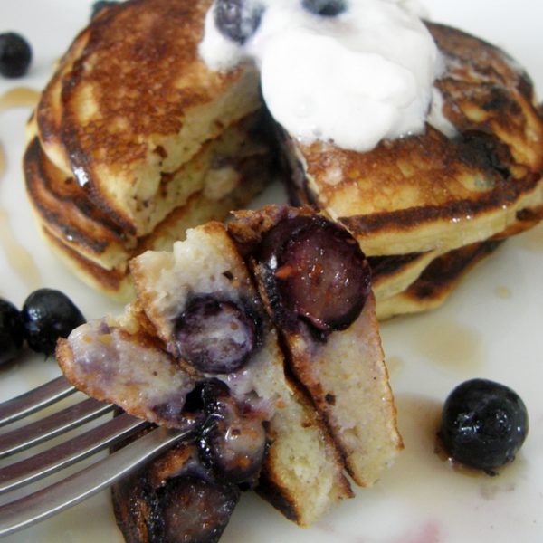 Hot cakes saludables con yogurt y moras azules