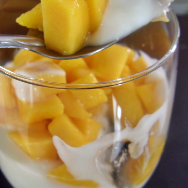 Parfait de avena con chia y mango