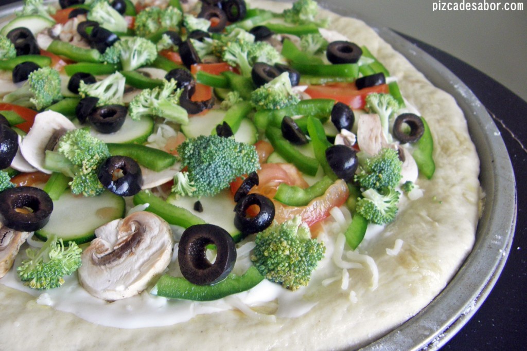 Pizza ranch vegetariana {brócoli, zucchini, champiñones, tomate & aceitunas}