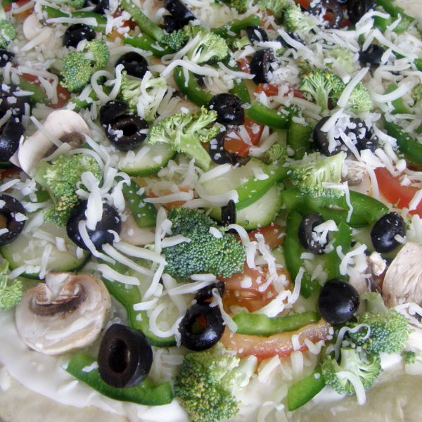 Pizza ranch vegetariana {brócoli, zucchini, champiñones y aceitunas}