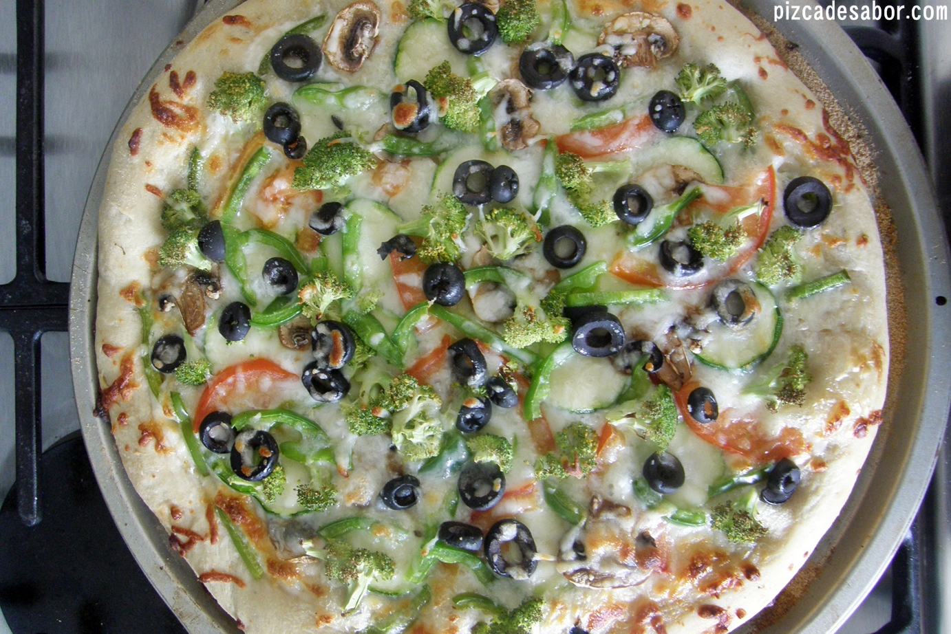 Pizza ranch vegetariana {brócoli, zucchini, champiñones, tomate & aceitunas}