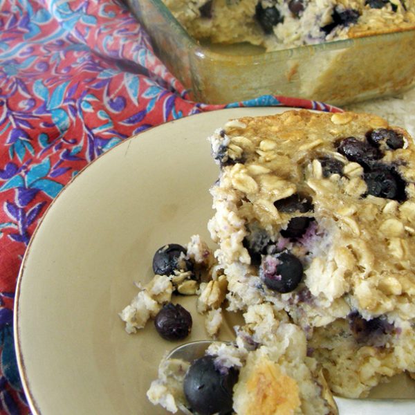 Avena horneada de plátano y moras azules