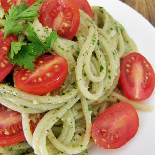 Pasta con pesto de perejil y nuez con tomates