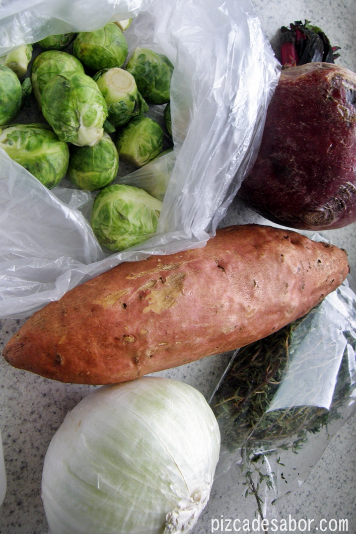Vegetales rostizados al tomillo (camote, betabel, coles de brusela) – Pizca de Sabor