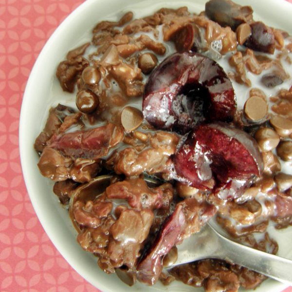 Avena con chocolate y cerezas