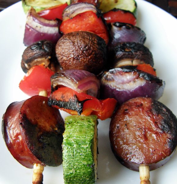 Brochetas de salchicha ahumada