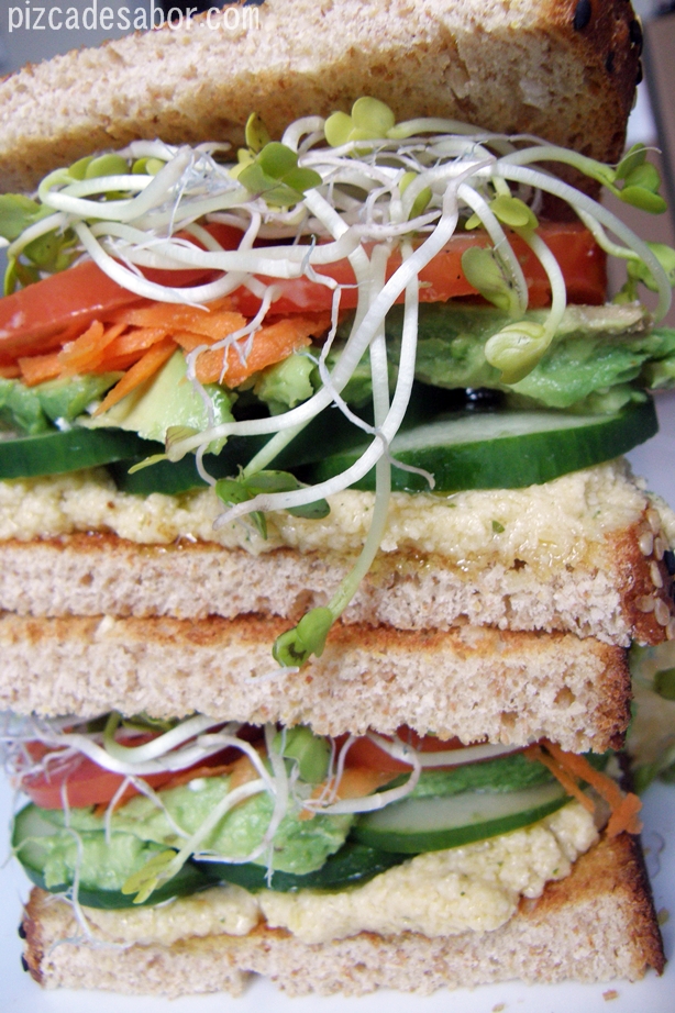 Sándwich saludable con hummus y vegetales – Pizca de Sabor