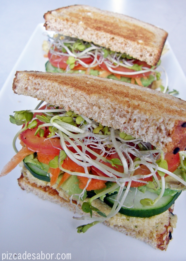 Sándwich saludable con hummus y vegetales – Pizca de Sabor