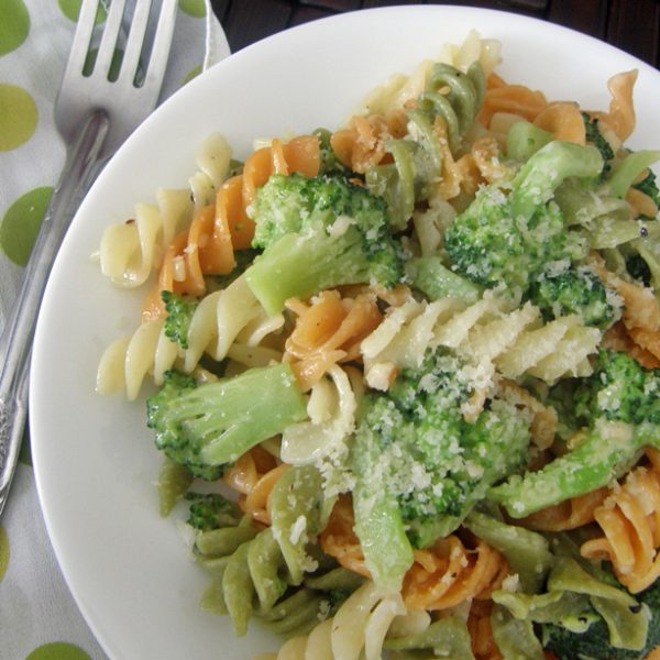 Pasta (fusilli o tornillo) con brócoli y queso