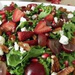 Ensalada de fresas, granada, uvas y nuez con aderezo de fresa al balsámico – Pizca de Sabor