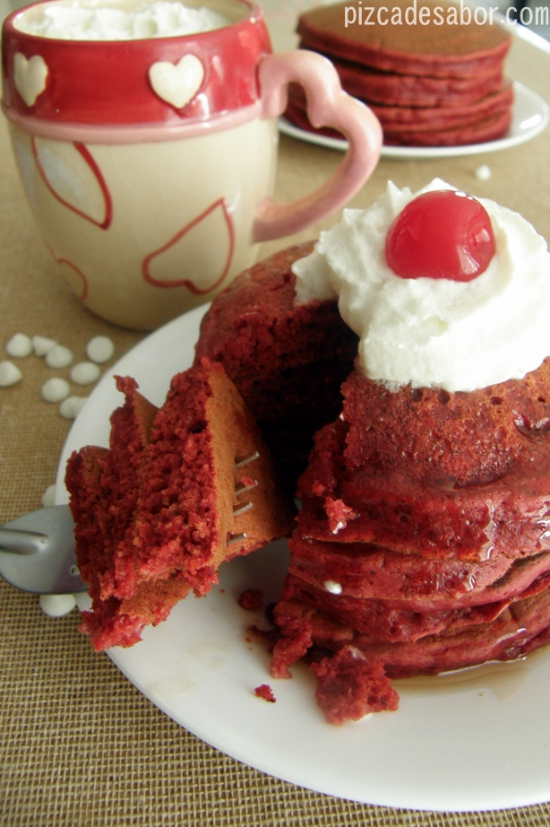Hot cakes red velvet {desayuno de San Valentín} - Pizca de Sabor