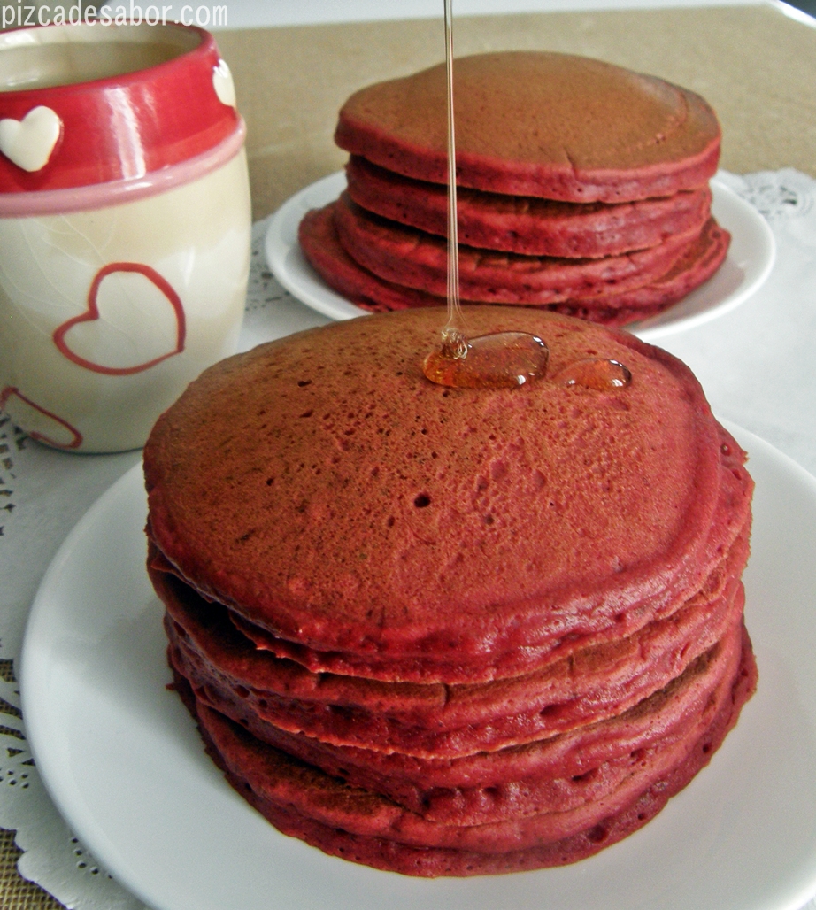 Hot cakes red velvet {desayuno de San Valentín} - Pizca de Sabor