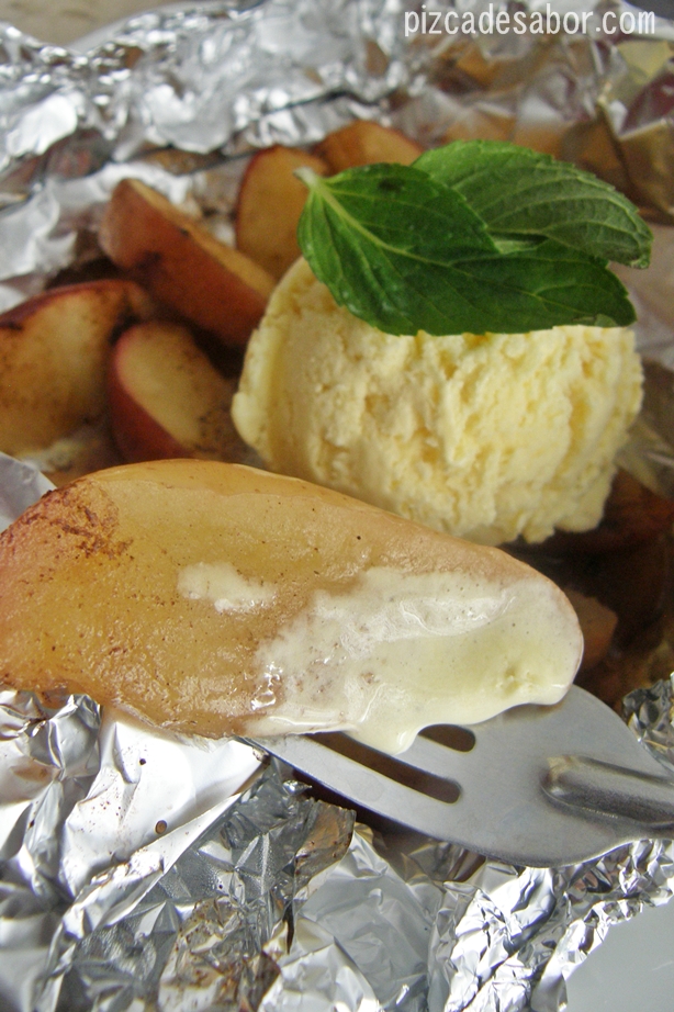 Manzana a la parrilla con canela y helado de vainilla – Pizca de Sabor