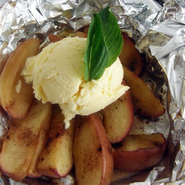 Manzana a la parrilla con canela y helado de vainilla – Pizca de Sabor