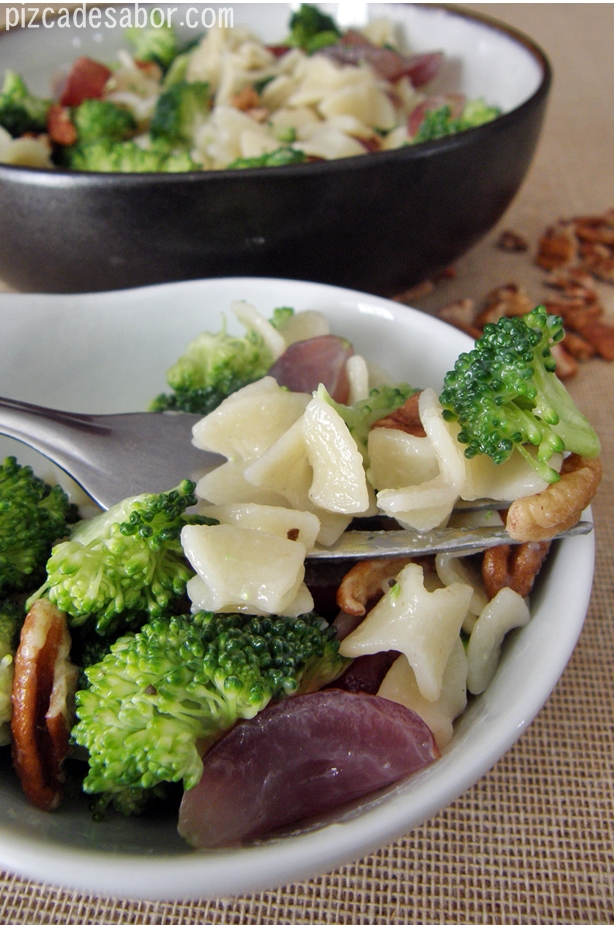 Ensalada de pasta con brócoli, uvas y nuez – Pizca de Sabor 