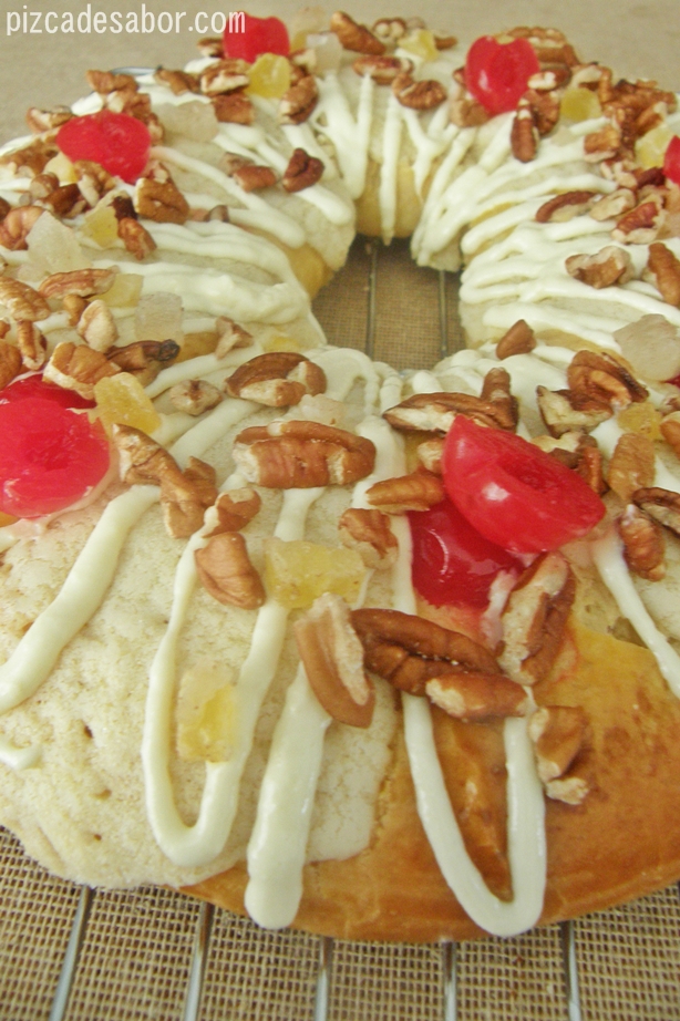 Rosca de Reyes rellena con glaseado de queso crema a la naranja - Pizca de  Sabor