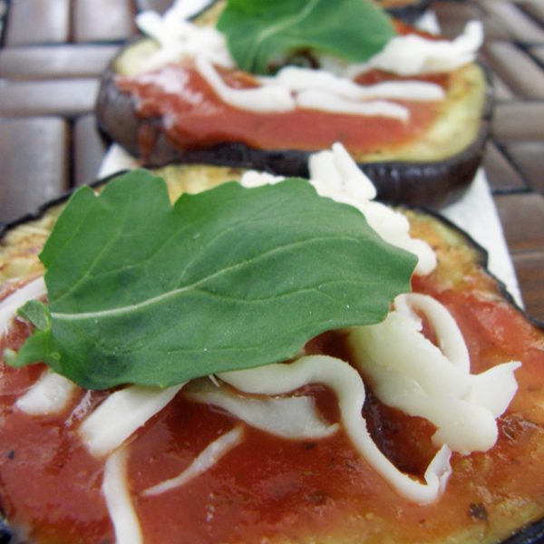 Berenjena con salsa de tomate y queso a la parrilla – Pizca de Sabor