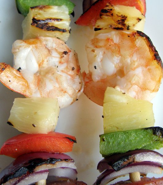 Brochetas de salchicha y camarones