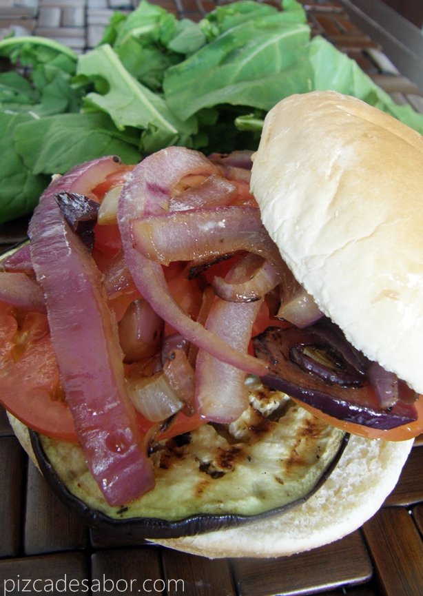 hamburguesa vegetariana de berenjena, tomate y cebolla morada – Pizca de Sabor