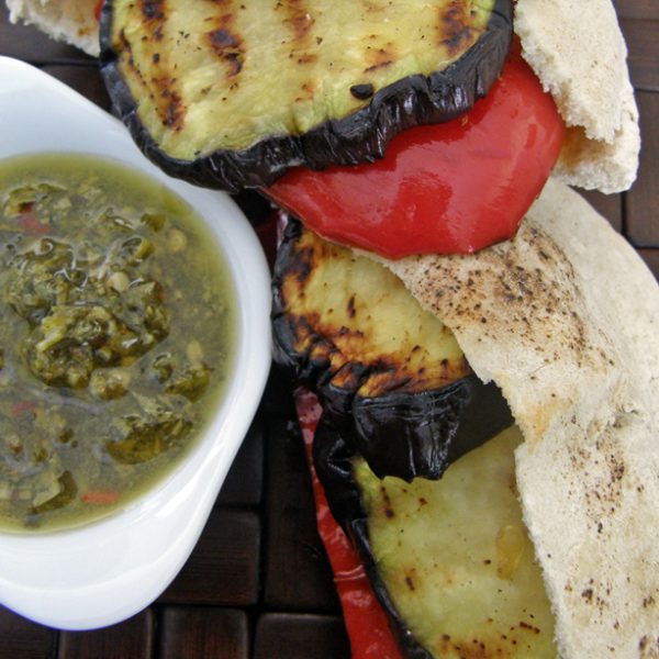 Pita con berenjena y morrón al chimichurri – Pizca de Sabor