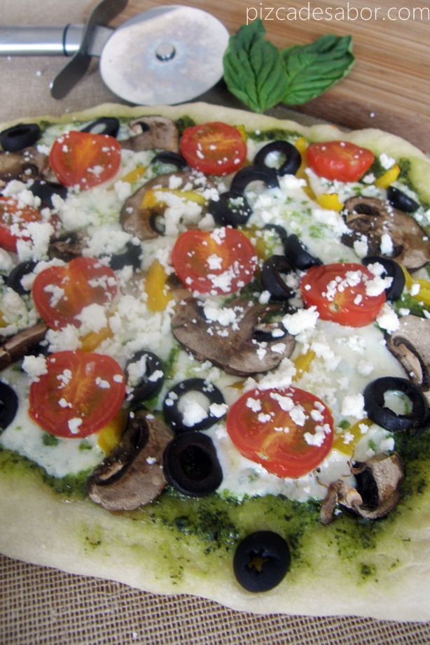 Pizza vegetariana con pesto – Pizca de Sabor
