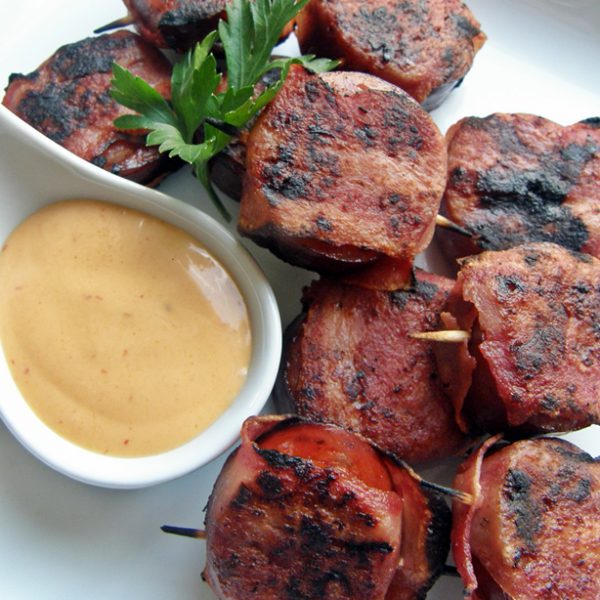 Salchichas con tocino con salsa de chipotle – Pizca de Sabor