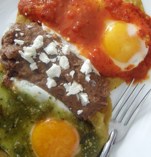 Huevos divorciados {con salsa verde y roja}