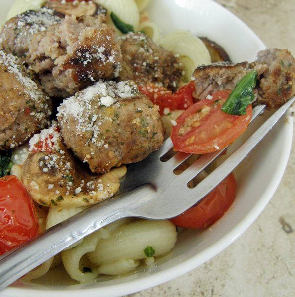 Pasta con albóndigas al pesto y tomates cherry