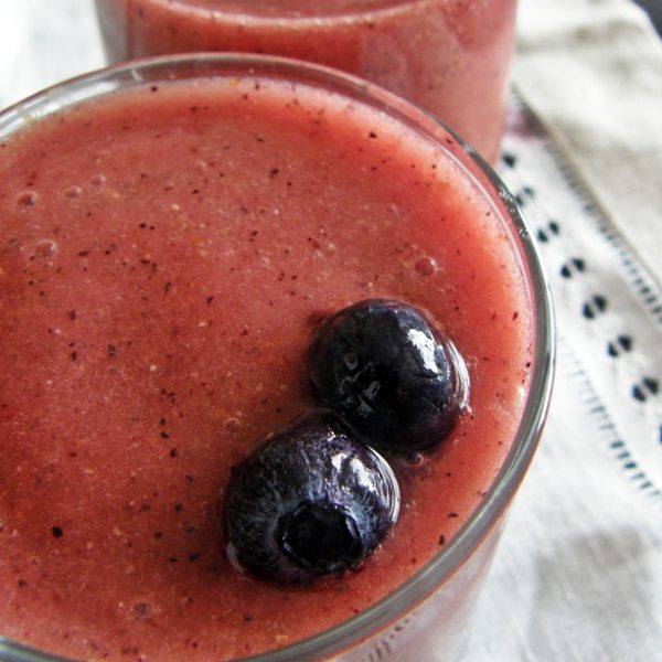 Smoothie de mango, moras y coco