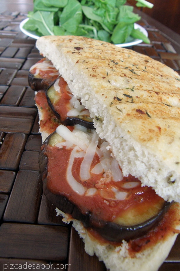Panini de berenjena con salsa de tomate y queso