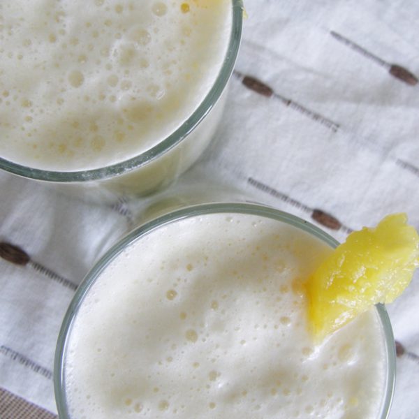 Smoothie saludable de piña colada