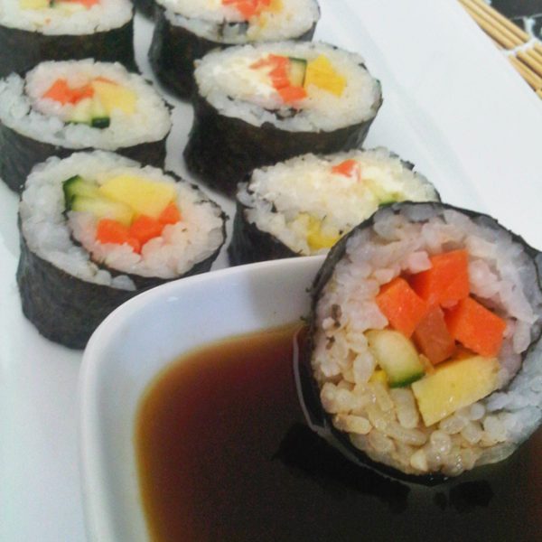 Sushi vegetariano de mango, pepino y zanahoria