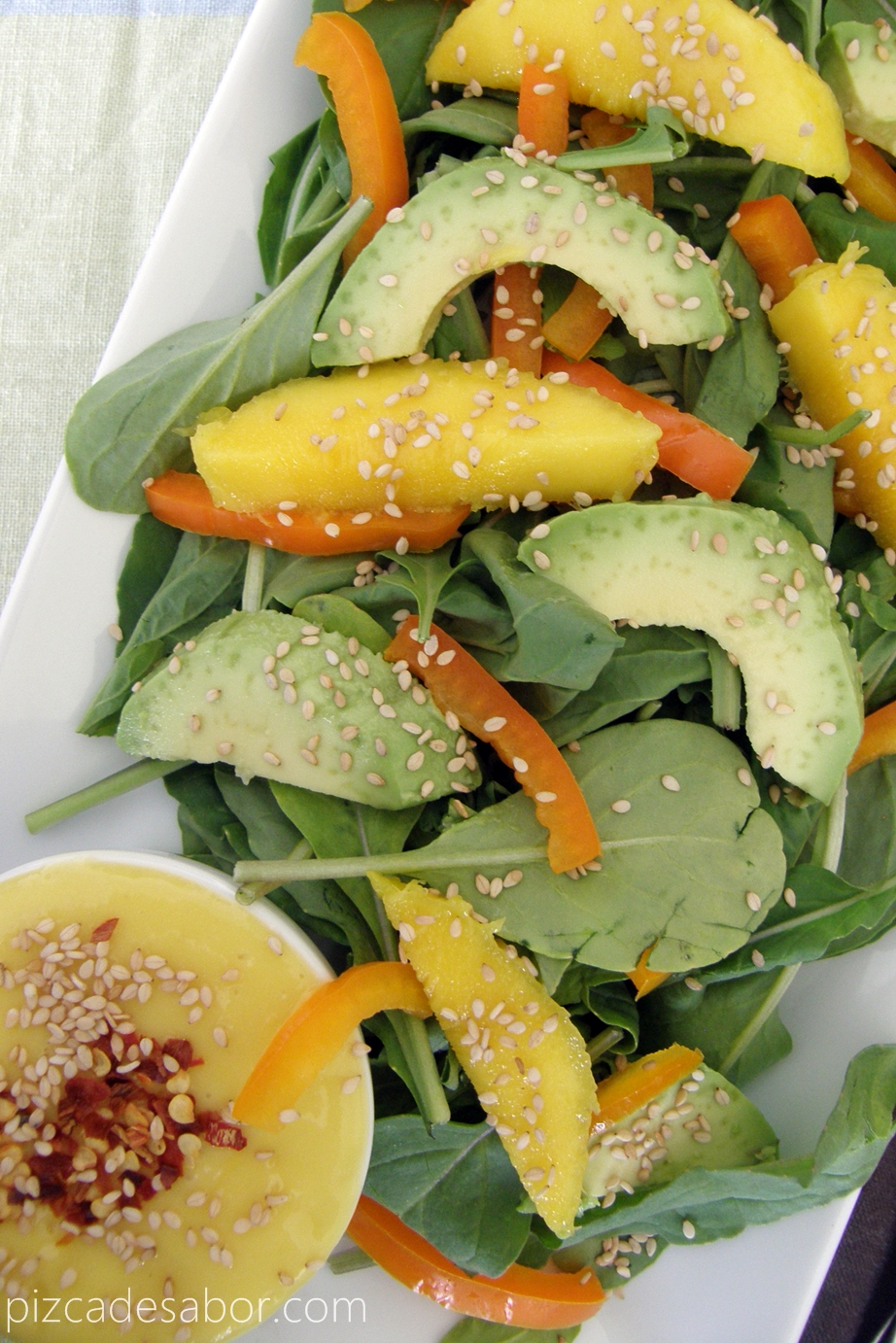 Ensalada de arúgula con mango + aderezo de mango picoso - Pizca de Sabor