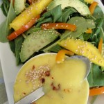 Ensalada de arúgula con mango y aguacate con aderezo de mango picoso – www.pizcadesabor.com