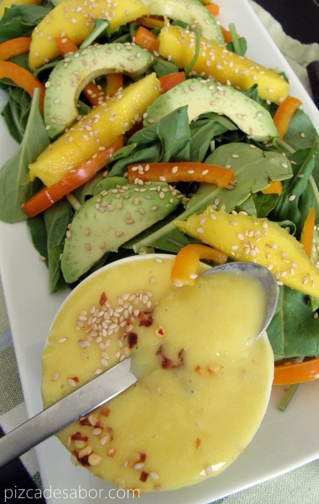 Ensalada de arúgula con mango y aguacate con aderezo de mango picoso – www.pizcadesabor.com