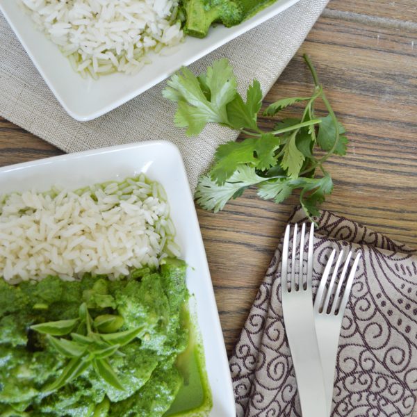 Curry verde con espinaca, brócoli y pescado